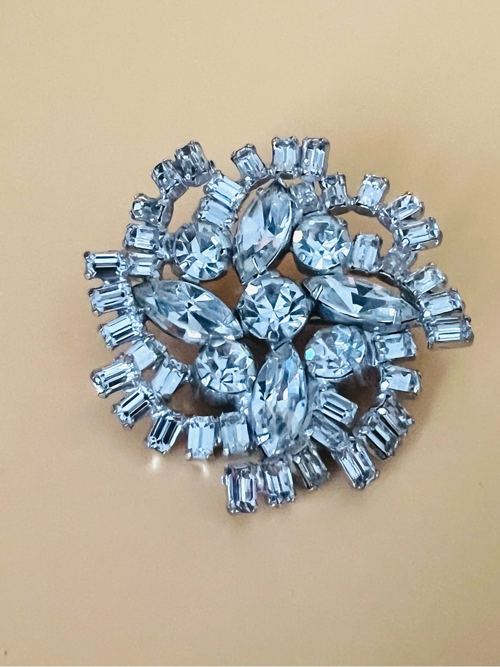 Vintage La Rel clear rhinestones flower brooch, Silver tone